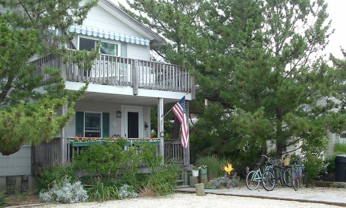 Harvey Cedars House | Beach apt., 3 houses to Bay, 7 to Ocean, close to town. Fall 2025 ready for you.