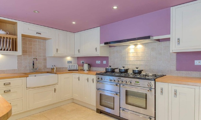 Caister-on-Sea House | Beach Breeze Cottage - Hot Tub - 3 Bedr - Pets OK