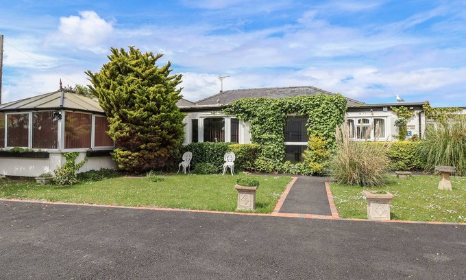 Kinmel Bay Cottage | BEACH BUNGALOW, family friendly, country holiday cottage in Rhyl