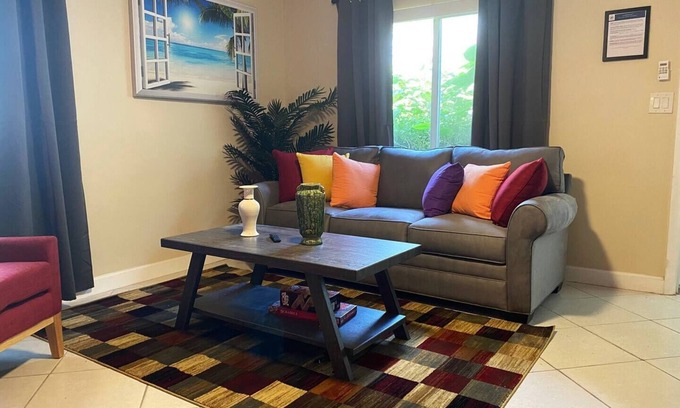 Lake Ridge Apartment | Beach, Coffee, Wifi, Shopping & Restaurants