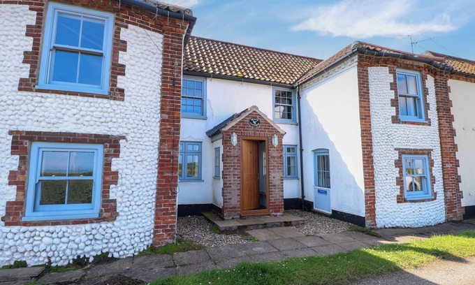 Cley next the Sea Cottage | BEACH COTTAGE, family friendly, with open fire in Salthouse, Norfolk