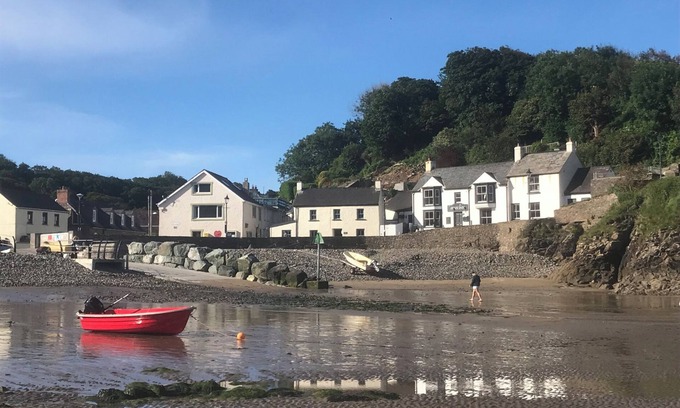 Little Haven Cottage | BEACH COTTAGE, pet friendly, with open fire in Little Haven