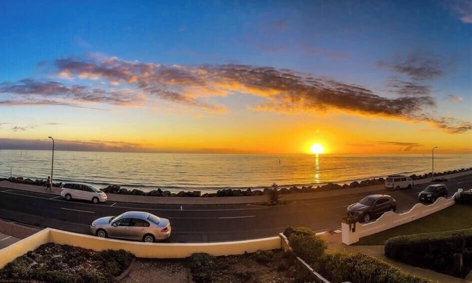 Glenelg North Apartment | Beach Escape no 10: Sun, Sand, and Beach Await! Bring Your Pets Along!