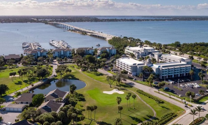 Stuart Apartment | Beach-Focused Getaway | Golf. Outdoor Pool