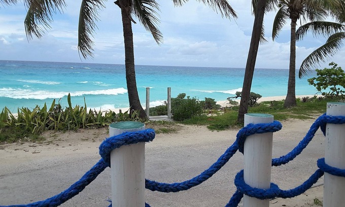 Alice Town House | BEACH FRONT-CENTRAL LOCALE-SUNSET VIEW-FREE WIFI-A/C-FAMILY FRIENDLY-AMENITIES