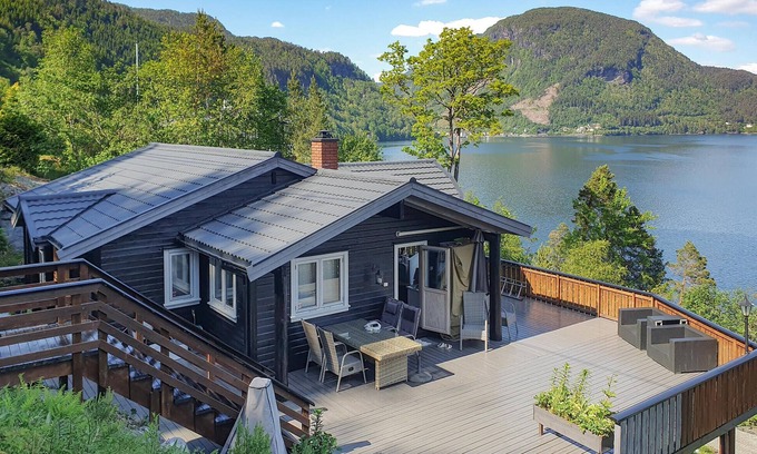 Hardangerfjord House | Beach front home in Omastrand