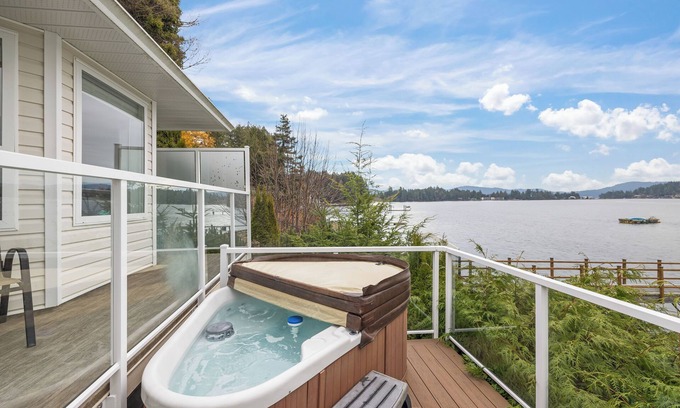 Sooke Hotel | Beach Front Retreat :Private Beach and Dock Access, Hot Tub, BBQ &Free Kayaks!
