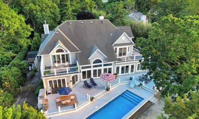 Nissequogue House | Beach Front Villa. Sleeps 10