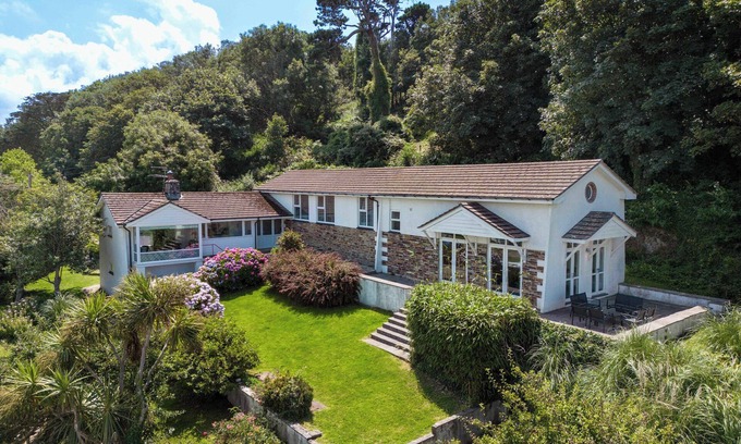 Polzeath House | BEACH HAVEN, pet friendly, country holiday cottage in Polzeath