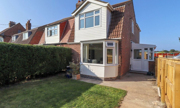 Anderby Creek Cottage | BEACH HAVEN, pet friendly, country holiday cottage in Anderby Creek