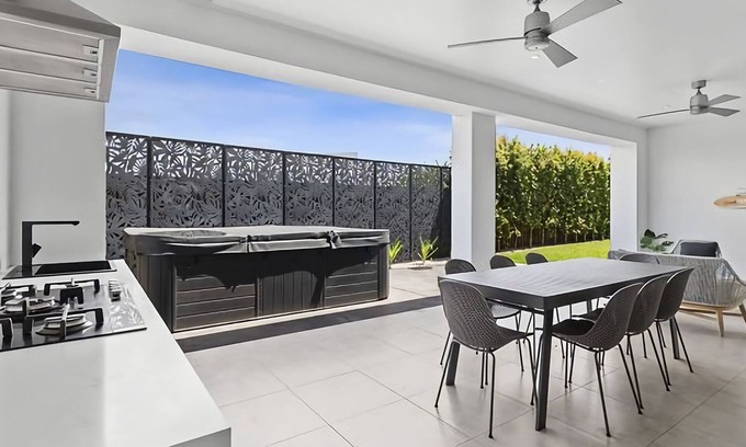 Tomakin House | Beach Haven - Walk to the beach. BYO Linen