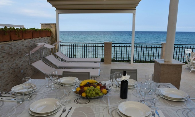 Fontane Bianche House | Beach house/villa in Fontane Bianche, Syracuse, directly by the sea with Jacuzzi