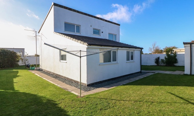 Holyhead Cottage | BEACH REACH, pet friendly, country holiday cottage in Valley