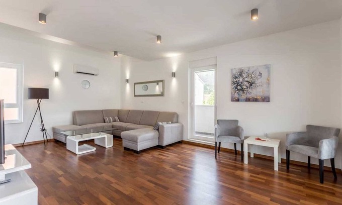 Strozanac Apartment | Beach residence with pool and sea view - Penthouse apartment H7
