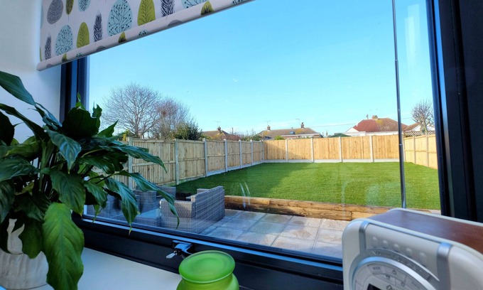 Swalecliffe House | Beach Retreat With Parking Near the Sea