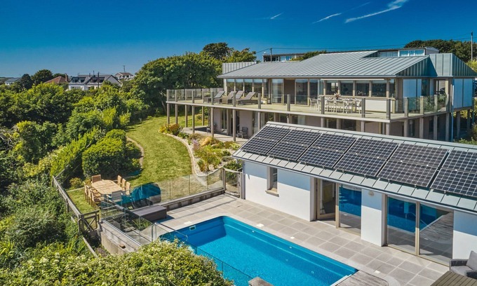 Pembroke Apartment | Beach View - Luxury Cottages