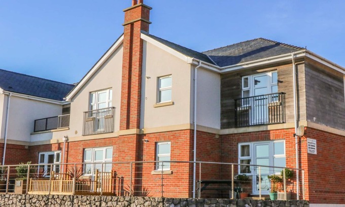 Tyn-y-Gongl Apartment | BEACH VIEW, pet friendly, country holiday cottage in Benllech