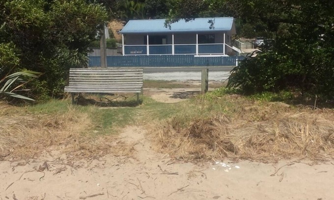 Tata Beach House | Beachaven FRONT Cottage, Ligar Bay - Free Kayaks and unlimited WiFi.