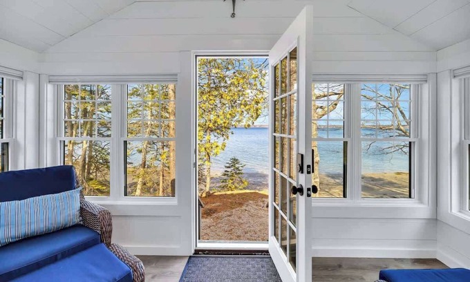 Surry Cottage | Beachcomber Cottage-Oceanfront!