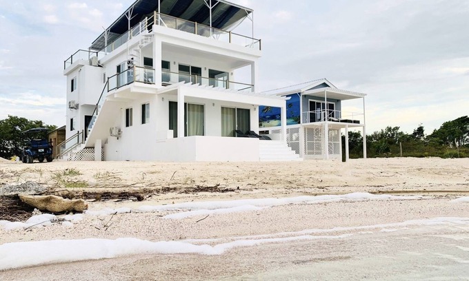 San Pedro Villa | Beachfront 3 Beds w/Kitchen/Pool/Breakfast