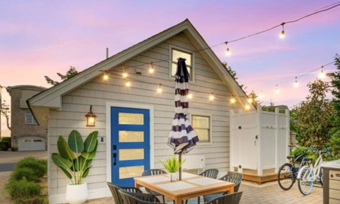 Sea Bright House | Beachfront Bungalow with Pvt Beach access