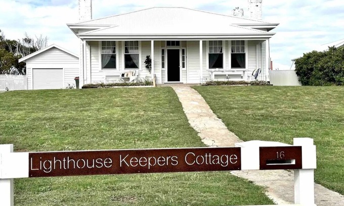 Lacepede Cottage | Beachfront cottage with ocean views - only 5 mins from shops and cafes