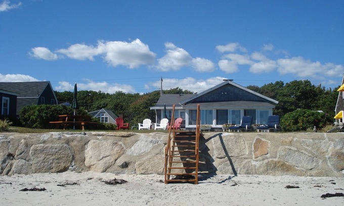 Biddeford Cottage | Beachfront cottage on Fortunes Rocks Beach