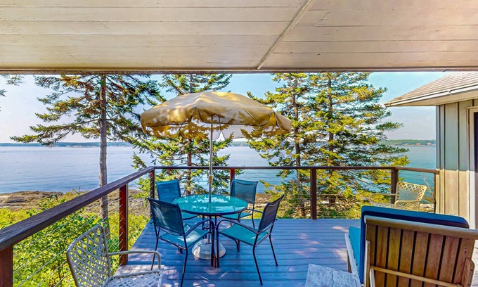 West Southport House | Beachfront Delight with detached guesthouse, private beach access, Dog-friendly