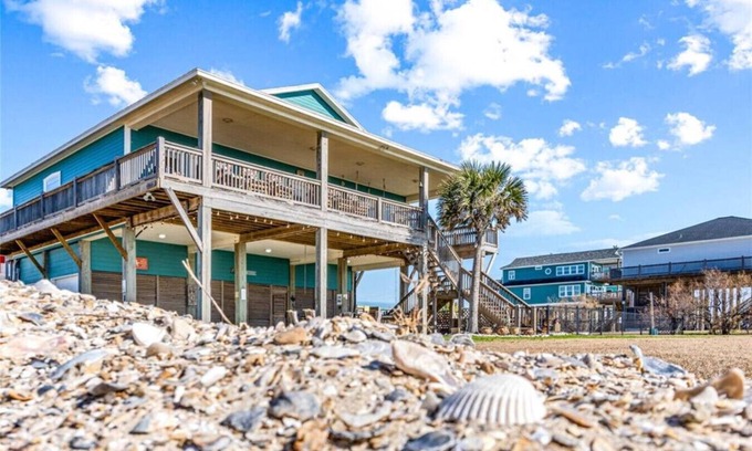 Port Bolivar House | Beachfront Fire Pit Gourmet Kitchen Views