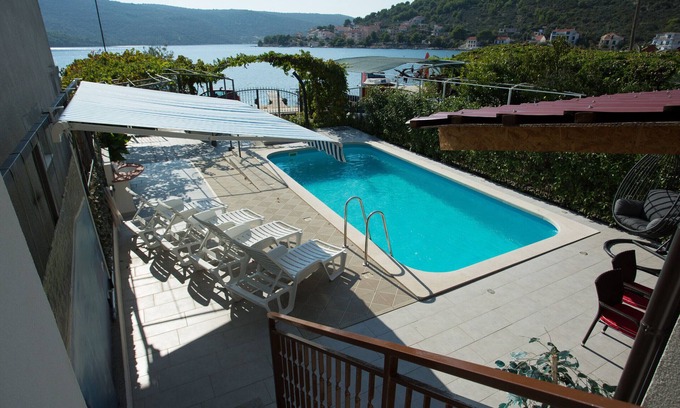 Poljica Ski Chalet | Beachfront Holiday Home with pool MaMi