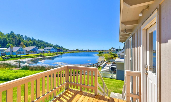 Lagoon Point Apartment | Beachfront I Dogs OK I 2 Bikes I Hot Tub