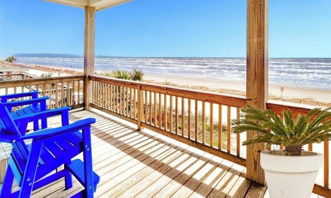 Bermuda Beach House | Beachfront! Location, Views, Surround Sound, Gas Grill, Beach Tent + Toys!