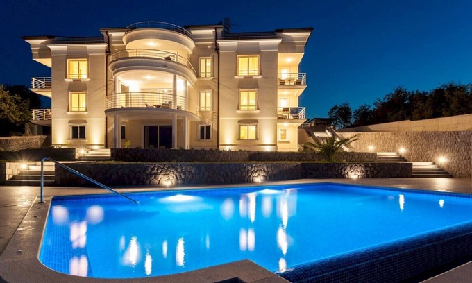 Vantacici Apartment | Beachfront luxury apartment Tunera 6* with a pool on Krk