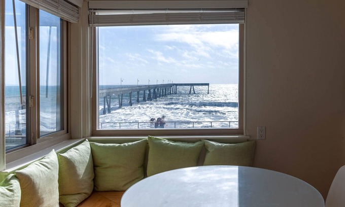 Pacifica House | Beachfront Ocean Views 20 Mins to SF!
