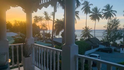 La Iglesia House | Beachfront Unit with Stunning Sunsets and Starlink Internet !