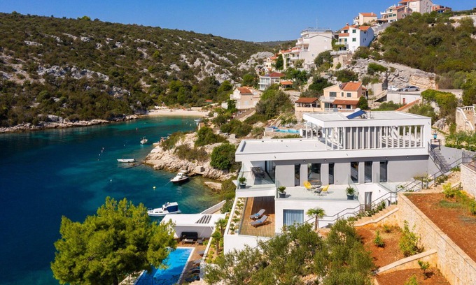 Vinisce Villa | Beachfront Villa Eleganza with Pool