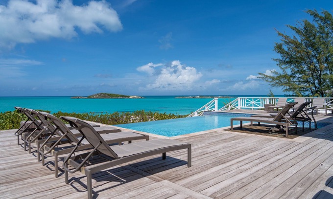 William's Town Villa | Beachfront Villa with Pool on beautiful Sandy Beach