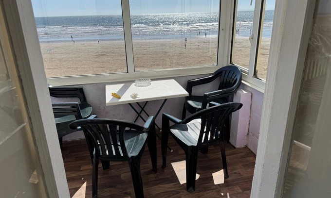 Pendine Apartment | Beachside Apartment with Stunning Sea Views (only a few steps from the beach!)