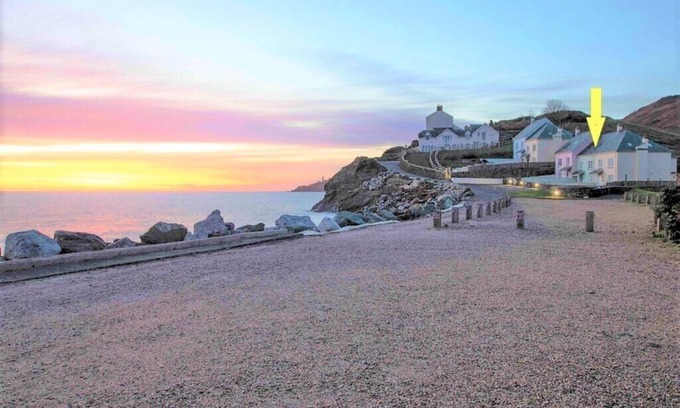 Chillington House | Beachside family house sleeps 8 pet friendly