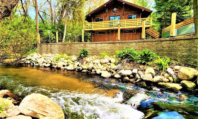 Traverse City Ski Chalet | Beachside-HotTub-Fireplace-Authentically Northern