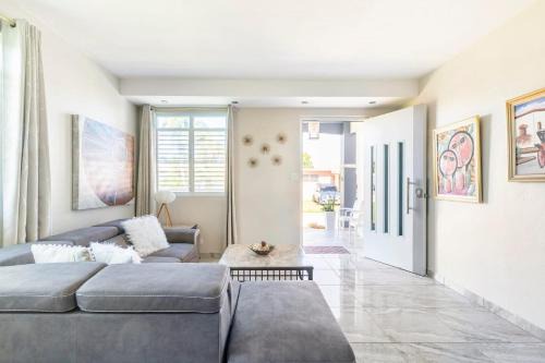 Maleza Baja House | Beachside Near Airport Near Golf Course