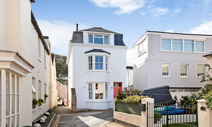 Teignmouth House | Beachside Village House withParking, sleeps 14 all en-suite, freshly renovated