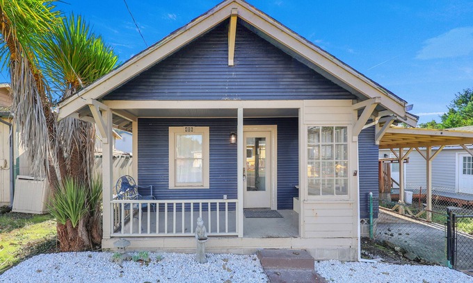 Rockaway Beach House | Beachwood Bungalow in Downtown Rockaway Beach
