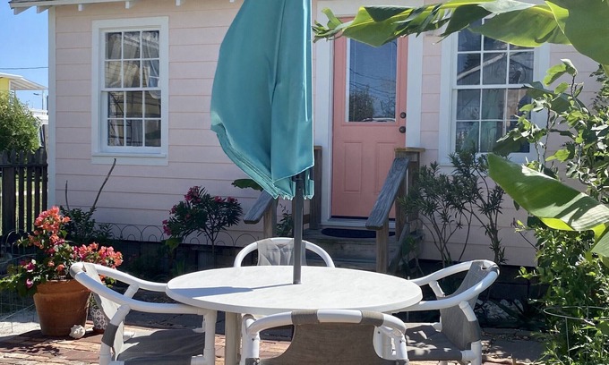 Old Town Cottage | Beachy-Chic In Old Town At The Sea Biscuit Cottage, Pets Welcome