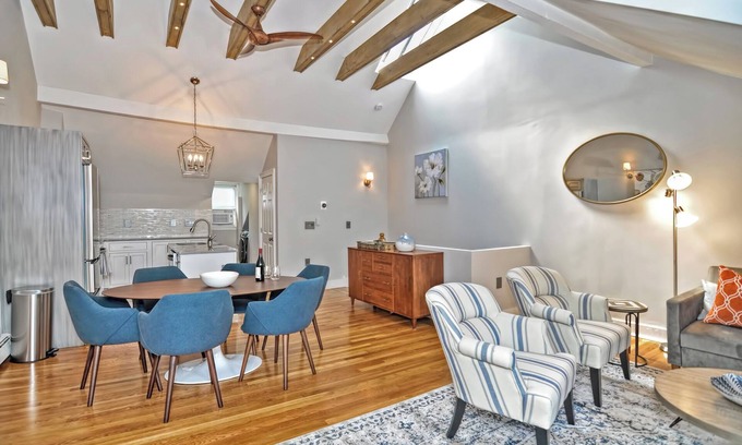 Boston Apartment | Beacon Hill Penthouse, Stately 2-bedroom apartment with AC, WiFi near MGH