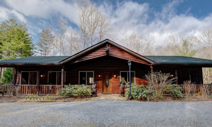 Horse Shoe Cabin | Bear Bottom Cabin | Spacious 3 BR Cabin Just Outside Asheville!