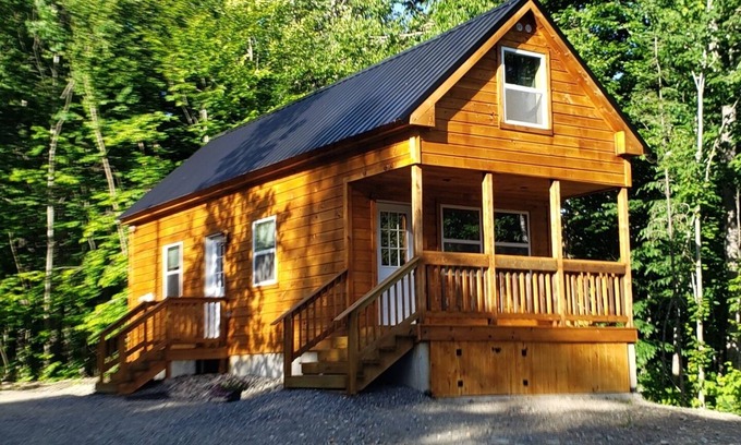 East Corinth Cabin | Bear Cabin: Charming 2-bedroom cabin with WiFi, AC in marvelous Sebec