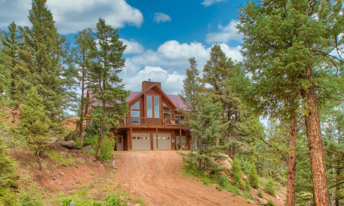 Florissant Cabin | Bear Cub Lodge- Amazing Pikes Peak View! Hot tub! Ping Pong Table! 6 Acres! WiFi