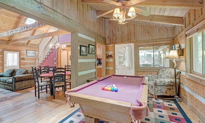 Seven Devils Cabin | Bear Den- Mountain Log Cabin, Wood Fireplace, Pool Table, Gas Grill, Hiking Trails, Skiing, Zipli.