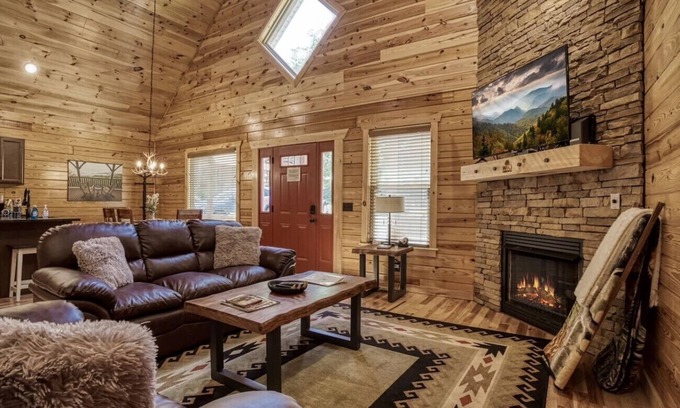White Oak Lodge Cabin | Bear Necessities-Cozy 2BR Cabin Gatlinburg-Hot Tub